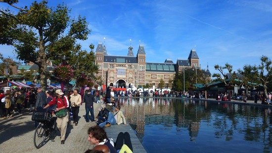marche-amsterdam-en-face-du-Rijksmuseum