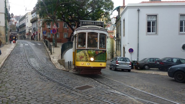 TRAM 28 visite lisbonne vieux quartiers