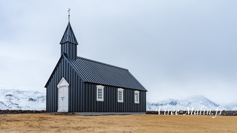 Eglise-noire-de-Budir-islande
