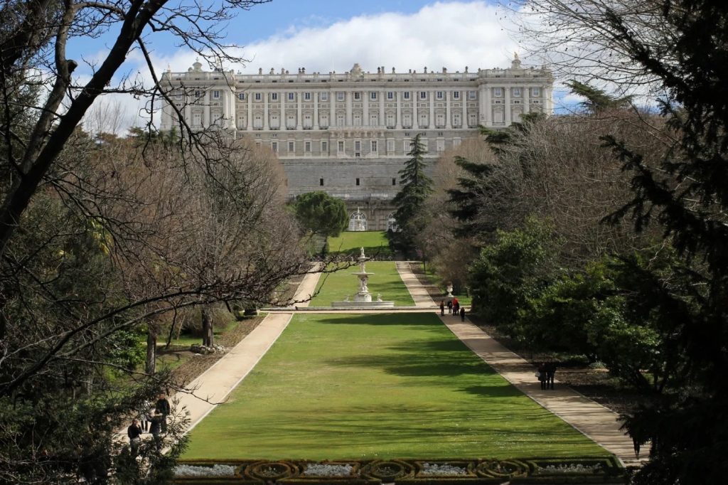Vue sur le Palais Royal de Madrid