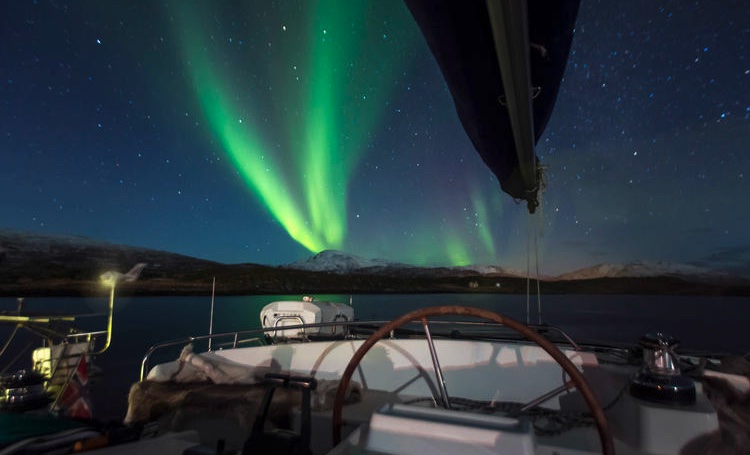 observation-aurores-boreales-depuis-bateau-en-norvege