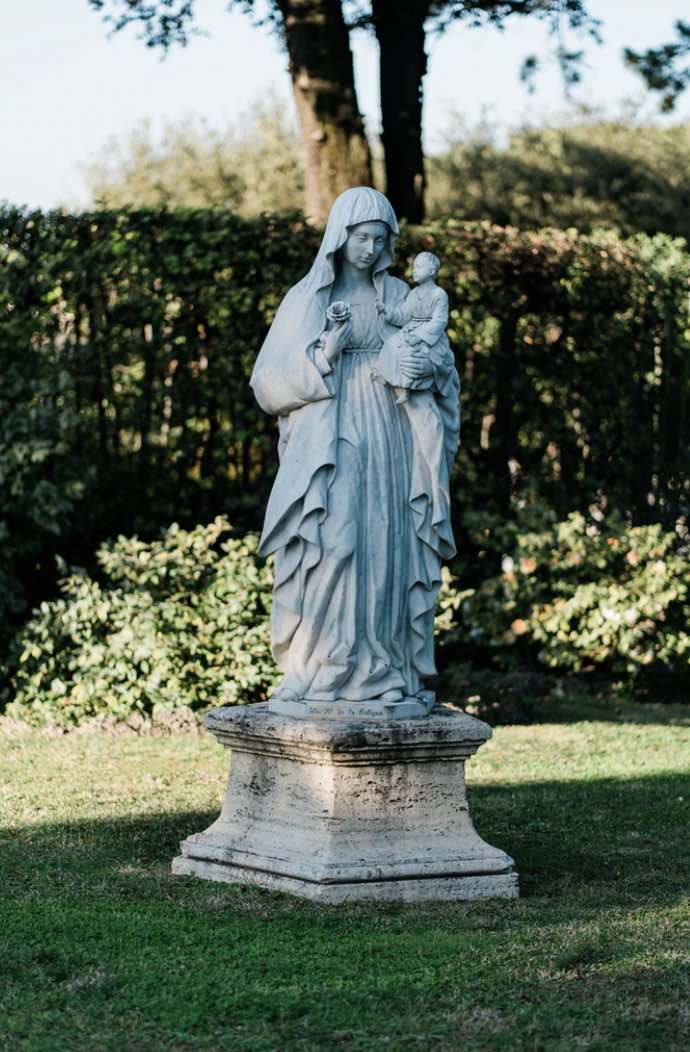 statue-vierge-a-l-enfant-a-voir-dans-jardin-vatican
